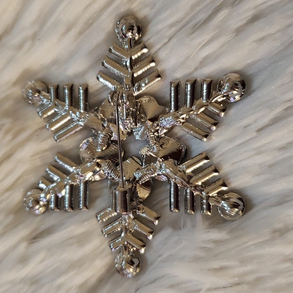 Snowflake Brooch Pin - Picture 3 of 4